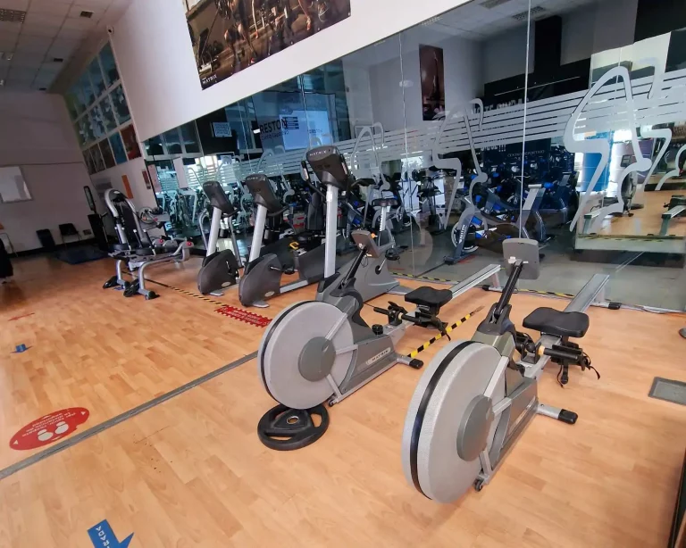 Gimnasio económico con clases en grupo