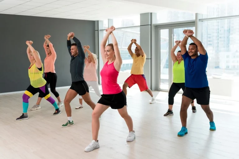 Instructor liderando una animada clase de Zumba