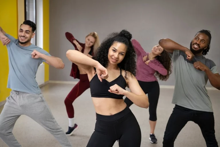 Clase de Zumba en grupo, personas bailando al ritmo de la música