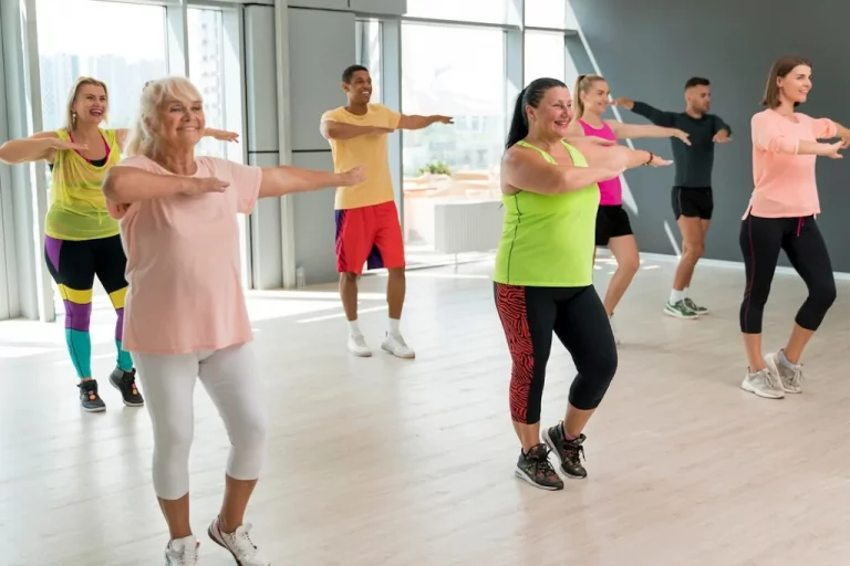 Grupo diverso disfrutando de una clase de Zumba