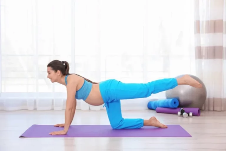 Embarazada haciendo una rutina