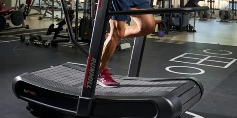 Vista lateral de piernas corriendo en cinta