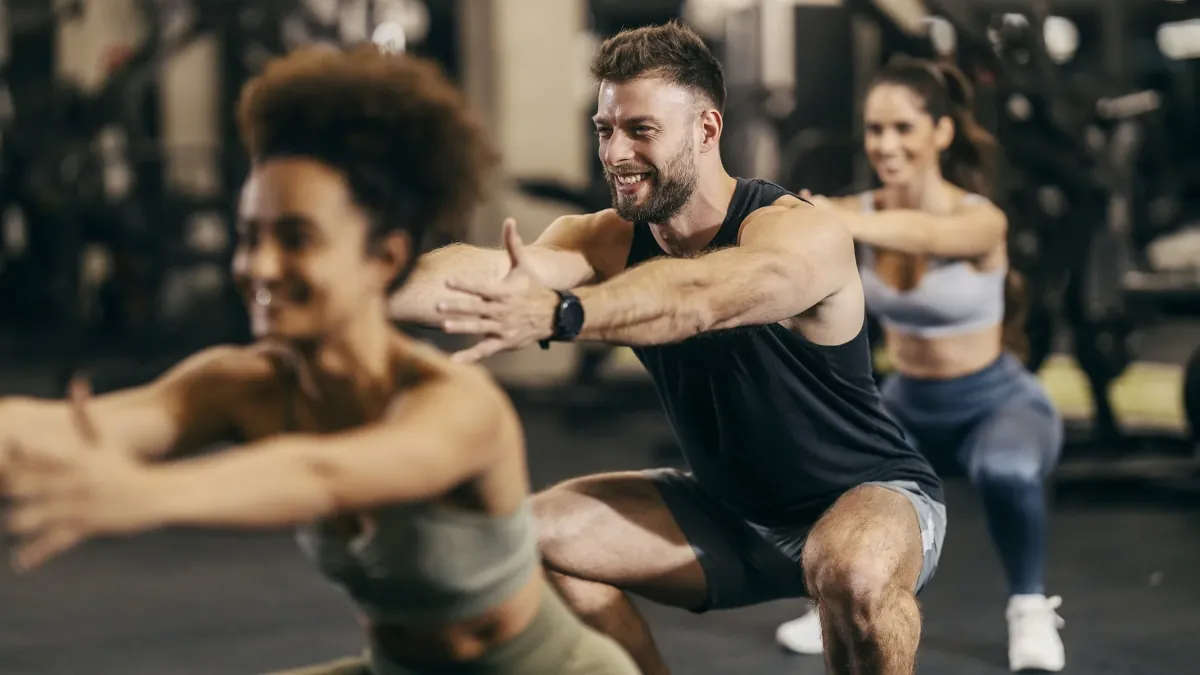 Entrenamiento funcional en grupo en gimnasio