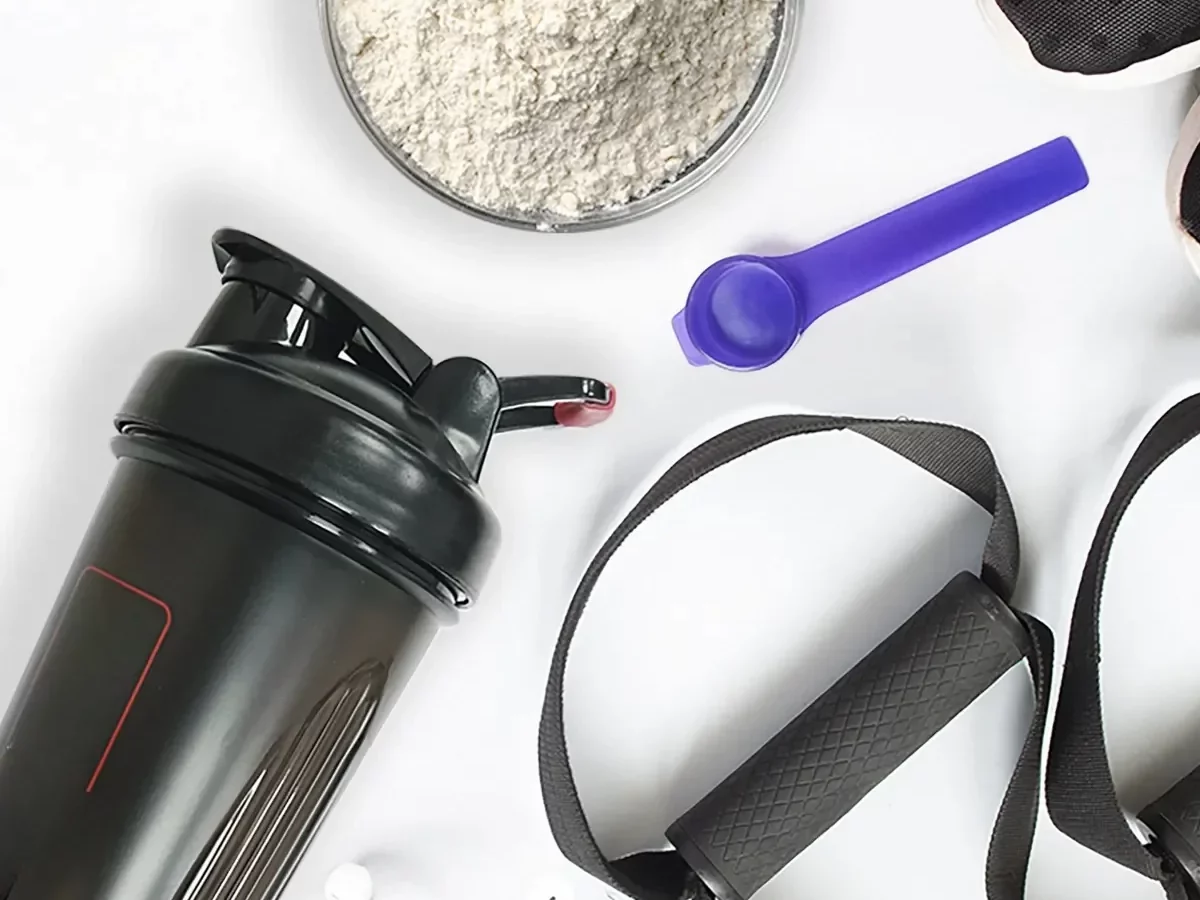 Creatina con cuchara y shaker vista desde arriba