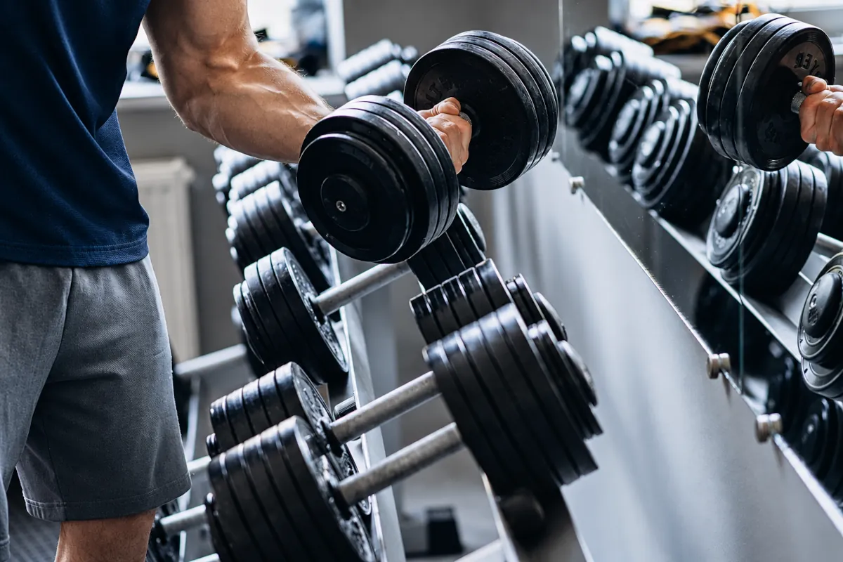 Subir peso con mancuernas de forma progresiva en el gimnasio