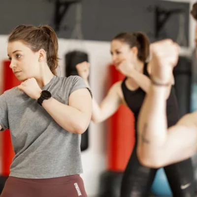 Grupo entrenando cardio intenso Combat