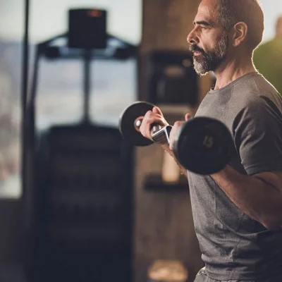 Hombre entrenando fuerza después de los 40