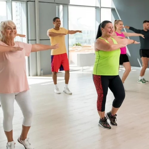 Grupo diverso disfrutando de una clase de Zumba