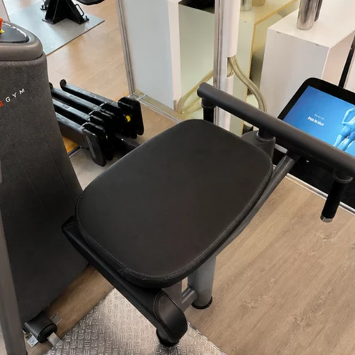 Máquina EGYM para piernas en gimnasio moderno