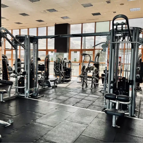Máquinas de musculación en centro deportivo reston